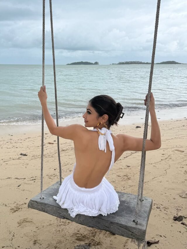 Mouni Roy (1)