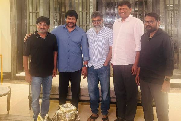 pushpa team have met Megastar Chiranjeevi