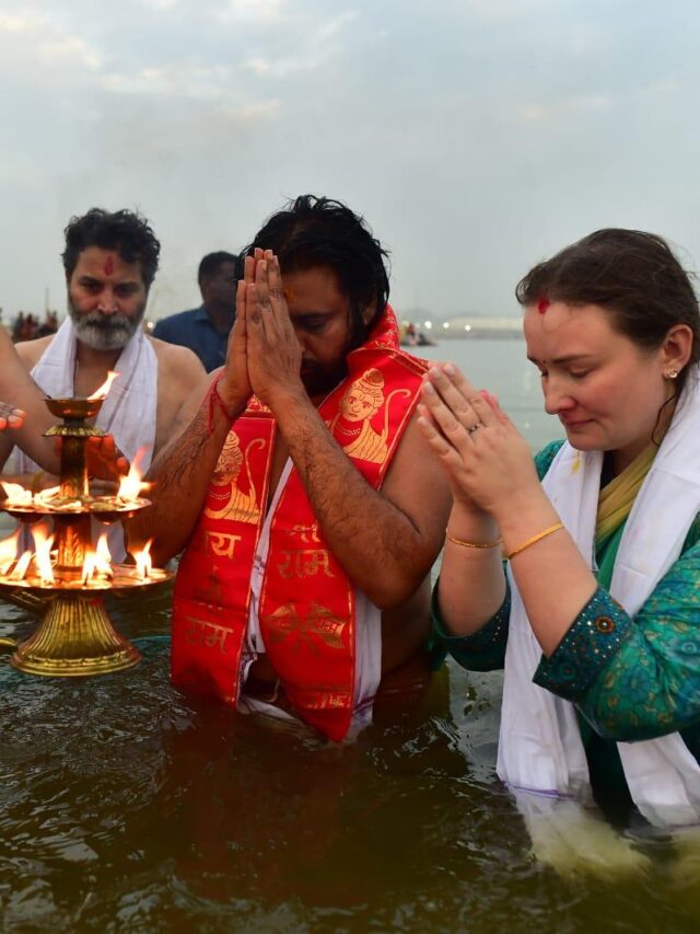 pawan kalyan along with family holy dip in maha kumbh (5)