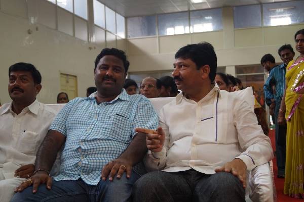 Viral Photos: Jogi Ramesh with A1 Janardhan Rao