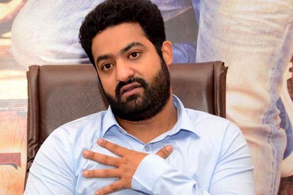 చైతన్య: జూనియర్‌ని ప్లాన్డ్‌గా తొక్కేస్తున్న ఫ్రెండ్స్..!