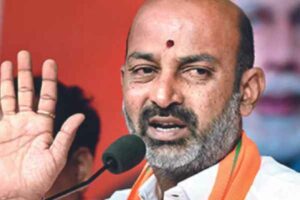 నేను నోటీసులిస్తే కేసీఆర్, కేటీఆర్ జీవితాంతం జైల్లోనే: బండి సంజయ్
