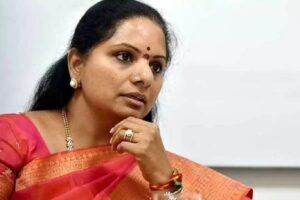 రాజకీయం తన చుట్టూ తిరిగేలా చేసుకోవడంలో కవిత రూటే వేరు !