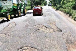 రోడ్లపై గుంతల గండం –  రేవంత్ సర్కార్ మేల్కోవాల్సిందే