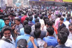 అభిమాన‌మా.. హ‌ద్దుల్లో ఉండు!