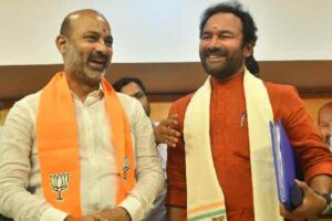 పిల్లల పరీక్ష ఫీజులు కడుతున్న కిషన్, బండి – ఈ పోటీ ఎందుకో?