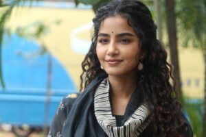 బెదిరిస్తున్న అనుపమ