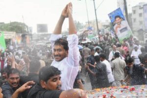 జోకర్ అయిపోతున్నారు..  జగన్ నీడ్స్ స్ట్రాటజిస్ట్ !