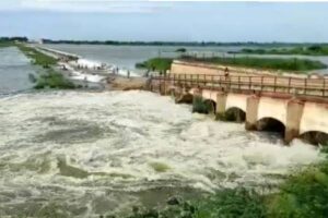 వరదలు వస్తే బోట్లు కొట్టుకొచ్చేస్తాయి..ఏపీలో ఇదో వింత !