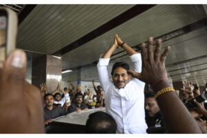 తోలుకొస్తారు సరే.. తోసుకోవడం ఎందుకు?