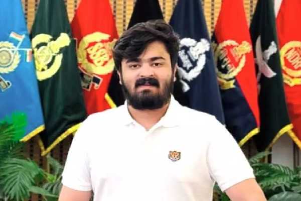 బండి కుమారుడు పరారీ  పోస్టర్లు – ఈ ఐడియాలు ఎవరివో?